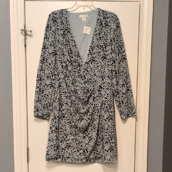 Club Monaco Dresses & Skirts - Silk Club Monaco Black and White Floral Long Sleeve Dress